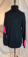 Tricot col roulé noir à pois rose