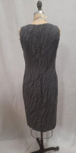 Robe grise striée