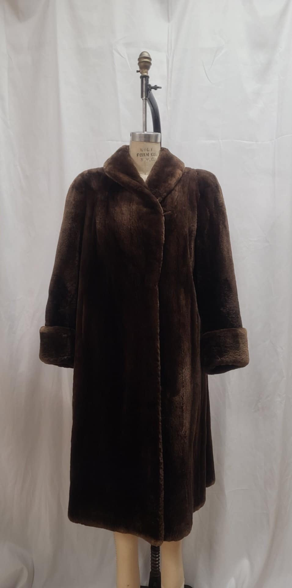 Manteau de fourrure marron foncé