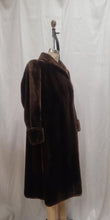 Manteau de fourrure marron foncé
