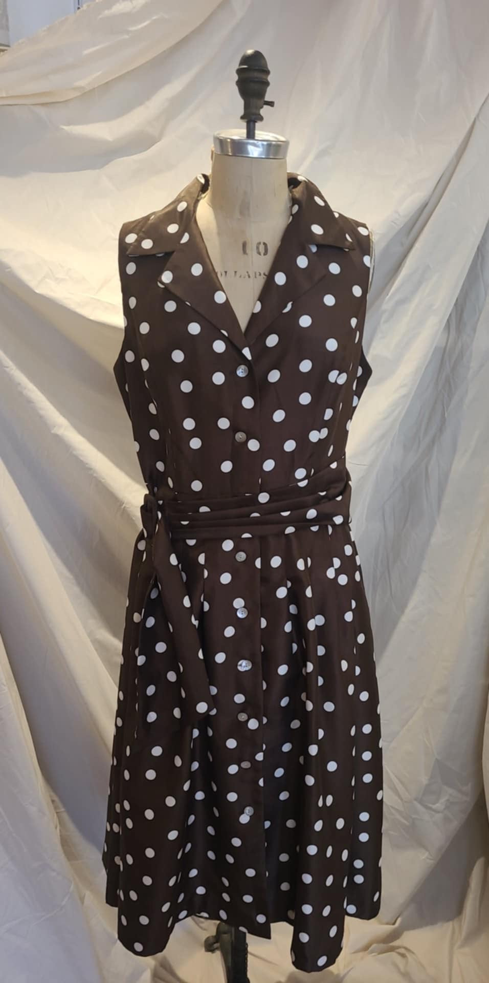 Robe sans manches marron à pois blanc