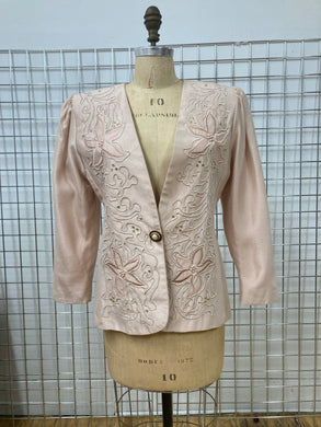 Veston orné rose pâle