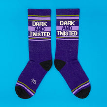 Chaussettes de sport montantes sombres et tordues