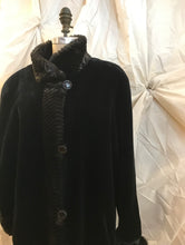 Manteau long fausse fourrure noir