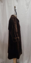 Manteau de fourrure marron foncé