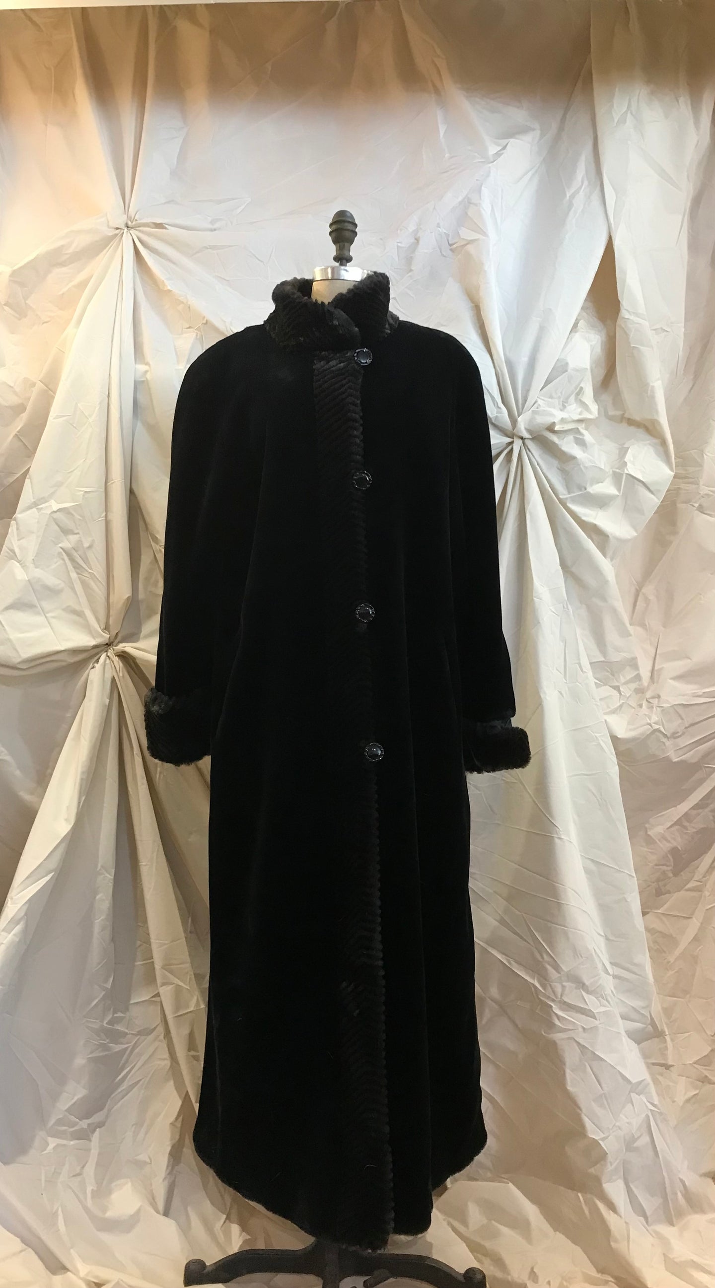 Manteau long fausse fourrure noir