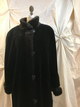 Manteau long fausse fourrure noir