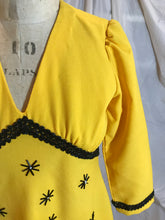 Robe longue jaune et noire