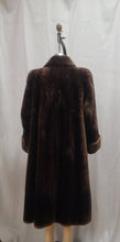 Manteau de fourrure marron foncé
