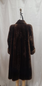 Manteau de fourrure marron foncé