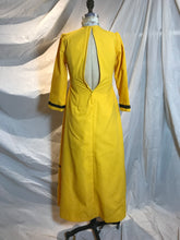 Robe longue jaune et noire