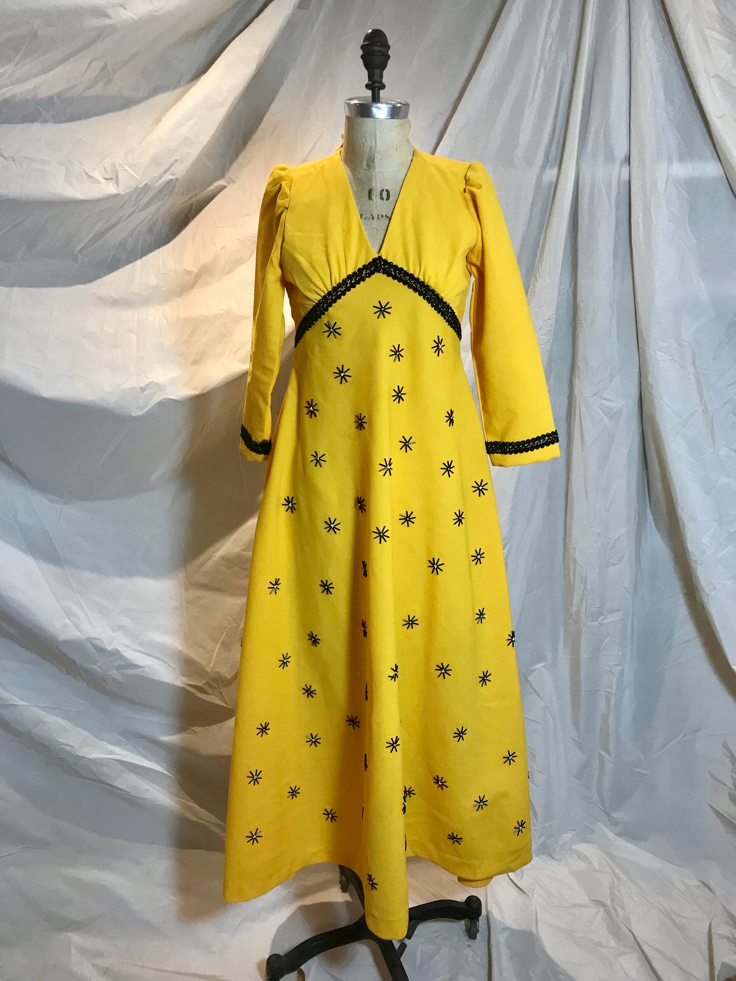 Robe longue jaune et noire