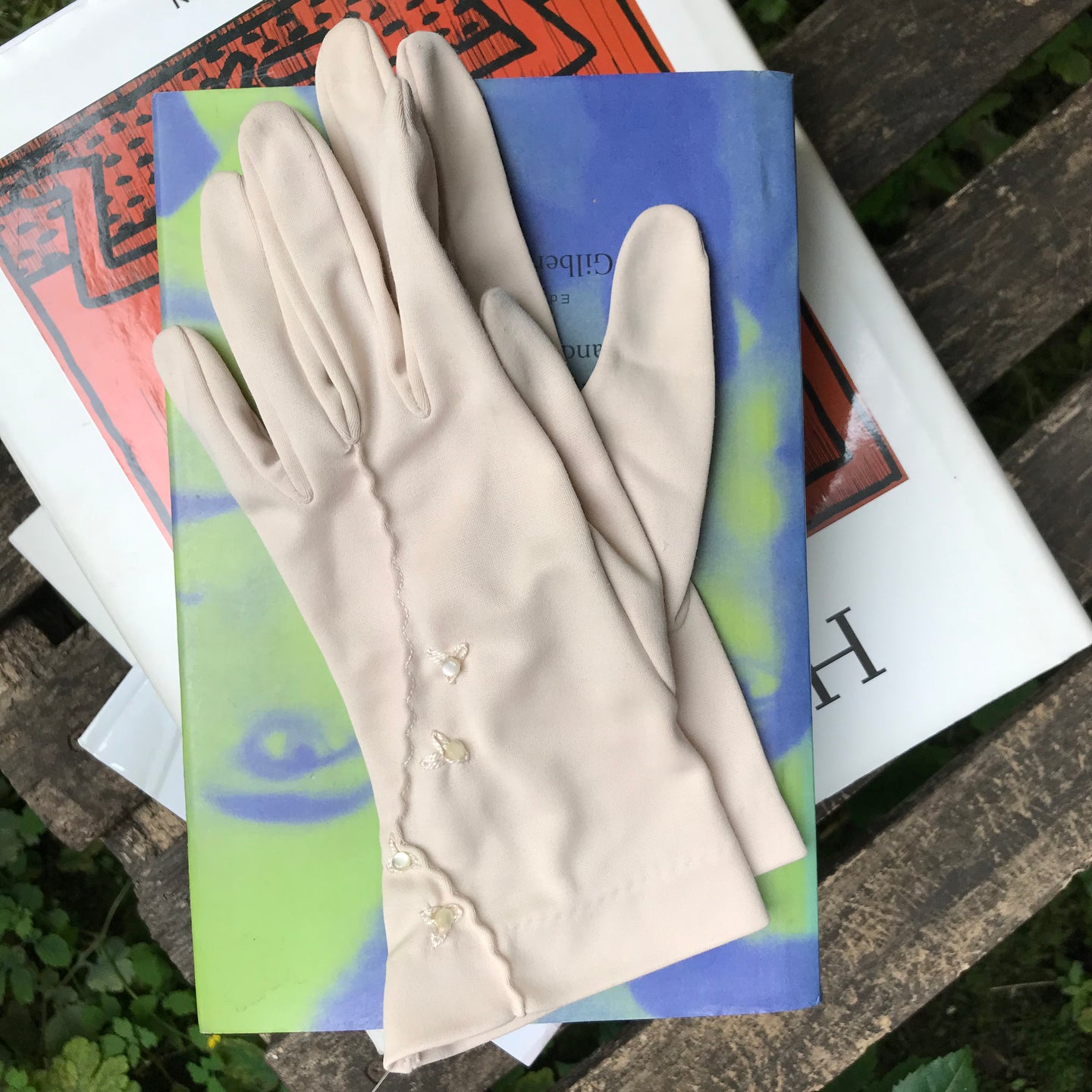 Gants beiges perlés
