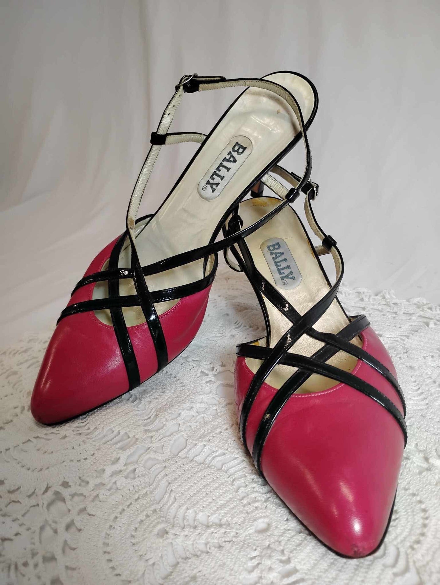 Talons « slingback » roses et noirs