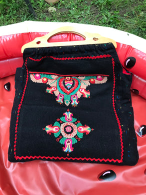 Sac en laine brodé