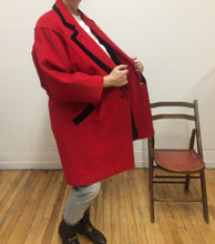 Manteau de laine rouge et noir