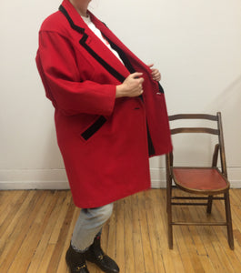 Manteau de laine rouge et noir