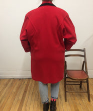 Manteau de laine rouge et noir