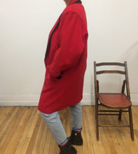 Manteau de laine rouge et noir