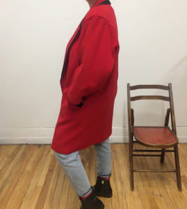 Manteau de laine rouge et noir