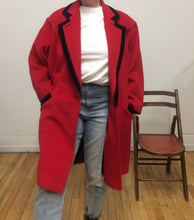 Manteau de laine rouge et noir