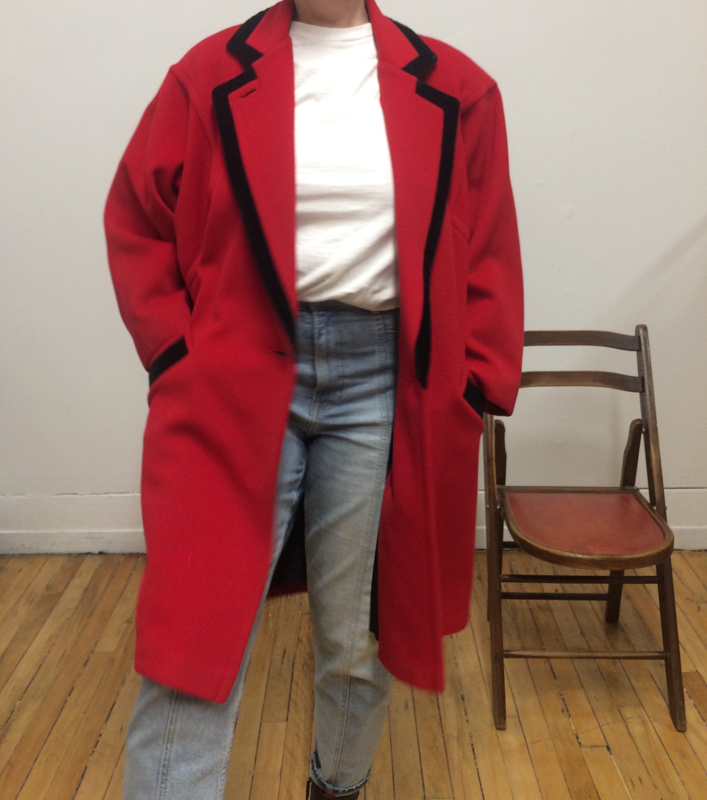 Manteau de laine rouge et noir