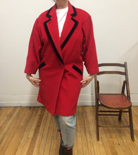 Manteau de laine rouge et noir