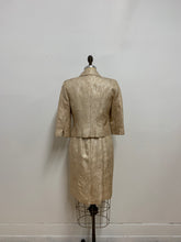 Ensemble tailleur robe et veston beige métallique