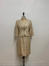 Ensemble tailleur robe et veston beige métallique