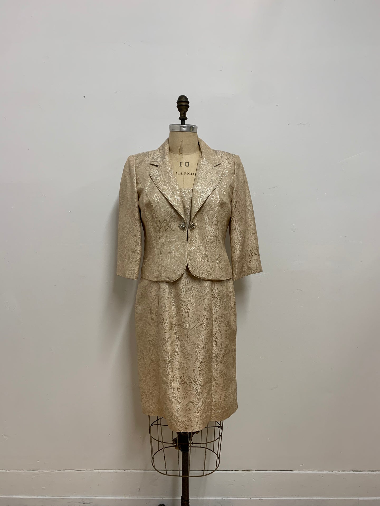 Ensemble tailleur robe et veston beige métallique