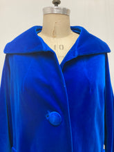 Manteau de velours bleu