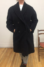 Manteau de laine noir à double-boutonnière