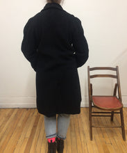 Manteau de laine noir à double-boutonnière