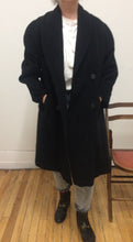 Manteau de laine noir à double-boutonnière