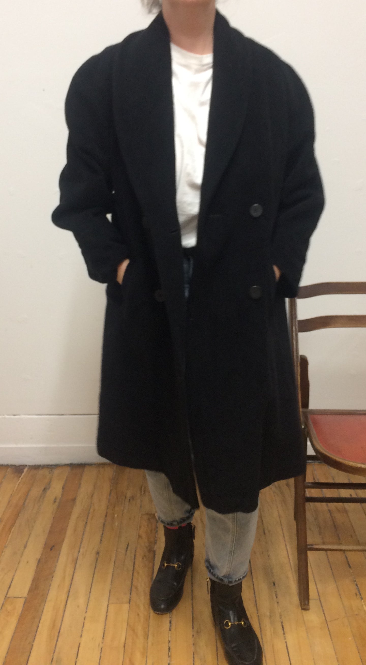 Manteau de laine noir à double-boutonnière