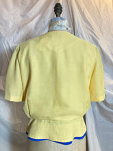 Blouse jaune et bleue