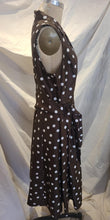 Robe sans manches marron à pois blanc