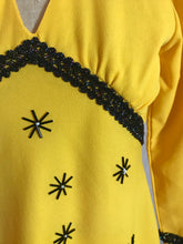 Robe longue jaune et noire