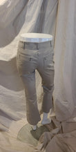 Pantalon grège jambe droite