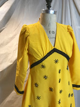 Robe longue jaune et noire