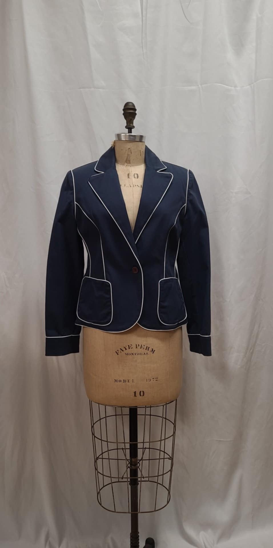 Veston bleu à surpiqûres blanches