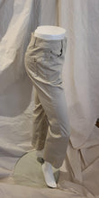 Pantalon grège jambe droite