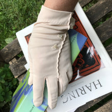 Gants beiges perlés