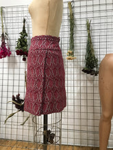 Jupe tailleur à motifs paisley framboise