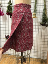 Jupe tailleur à motifs paisley framboise