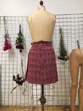 Jupe tailleur à motifs paisley framboise