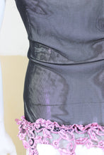 Guêpière noire à dentelle florale rose