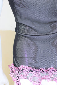 Guêpière noire à dentelle florale rose