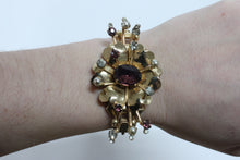 Ensemble broche et bracelet doré avec pierres mauves et blanches