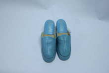 Pantoufles cuir bleu poudre